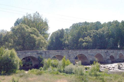 El puente sobre el Arlanza es una de las señas de identidad de Tordómar.