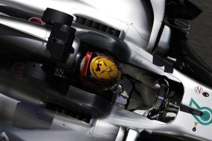 Lewis Hamilton (Mercedes), en los ensayos de hoy en Montmeló.-AP / EMILIO MORENATTI