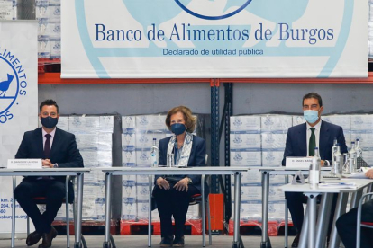 La Reina Sofía en el Banco de Alimentos de Burgos junto al alcalde de la ciudad y el consejero de Presidencia. SANTI OTERO