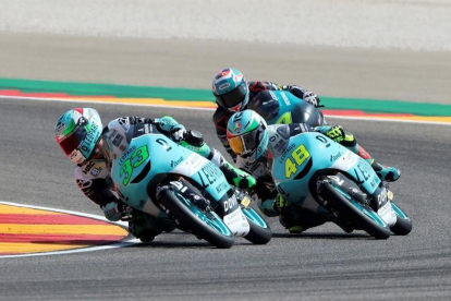 Los pilotos de Moto3 Enea Bastianini (i), Lorenzo Dalla Porta (d) y Adam Norrodin (c), durante la sesión de entrenamientos libres celebrada ayer.-JAVIER CEBOLLADA / EFE