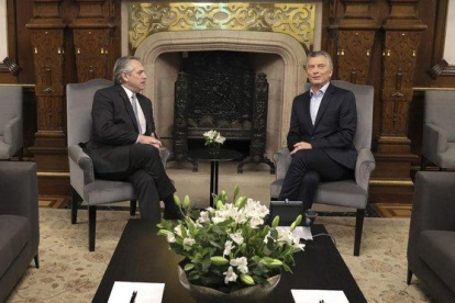 Alberto Fernández y Mauricio Macri durante su reunión, este lunes, en la Casa Rosada.-PRESIDENCIA ARGENTINA (AP)