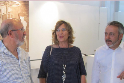 Carlos Alonso Maté, Montserrat Aparicio y José Ortega en la inauguración.-ECB