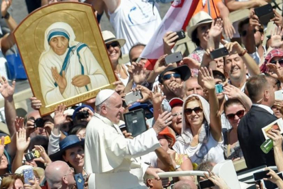 El Papa avanza entre la multitud tras la canonización de Teresa de Calcuta.-ANDREAS SOLARO