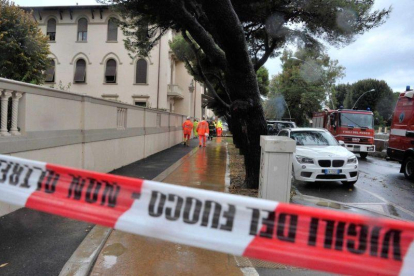 Los equipos de rescate han acordonado un edificio, en Livorno, donde se han encontrado los cuerpos de cinco personas.-ALESSIO NOVI (EFE)