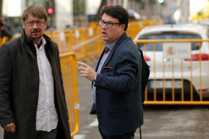 Xavier Domènech acompaña a Joan Josep Nuet al Tribunal Supremo, este lunes.-JOSÉ LUIS ROCA