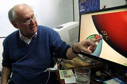 Patarroyo explica su descubrimiento con ayuda de un gráfico.-Foto:   MAURICIO DUEÑAS / EFE