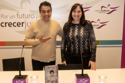 Juan Valderrama y Beatriz Rodríguez durante la presentación del ciclo 'Palabra & Música' de la Fundación Caja de Burgos. ECB