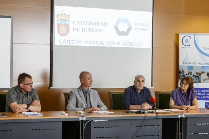 De izquierda a derecha: Joaquín Pacheco (investigador), José Miguel García (vicerrector investigación), Miguel Gómez (Fundación Miradas) y Simona Palacios (Autismo Burgos), durante la firma del convenio. SANTI OTERO