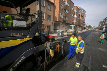Obras de asfaltado en la avenida de la Constitución este verano. TOMÁS ALONSO