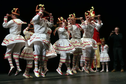 El grupo de Baños de Valdearados interpretó siete danzas con nombres tan curiosos como La Gulé, El Mexicano, El Conceso, El Juncal...-Raúl Ochoa