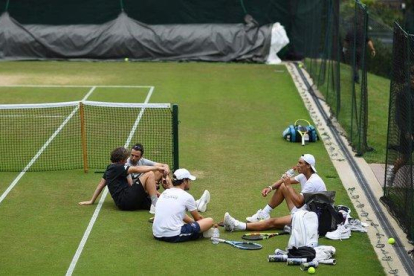 Nadal se toma un descanso en su entrenamiento en Wimbledon..-AFP