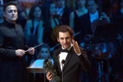 Raúl Arévalo, con el Goya al mejor director novel por 'Tarde para la ira', que consiguió otros tres premios más, entre ellos, el premio a la mejor película y guion original.-DAVID CASTRO