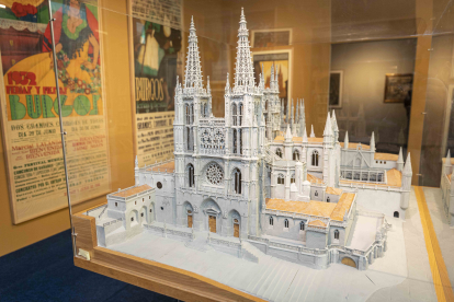 Imagen de una de las obras sobre la Catedral de Burgos que se puede ver la exposición. ECB