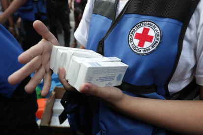 Se entregaron kits con antibióticos y medicamentos quirúrgicos para el tratamiento de 10.000 personas.-EFE