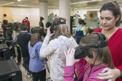 Un grupo de alumnos con las gafas de realidad virtual.-ISRAEL L. MURILLO