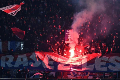 Aficionados del París SG encienden bengalas durante el partido de Copa ante el Olympique.-/ AFP / CHRISTOPHE SIMON