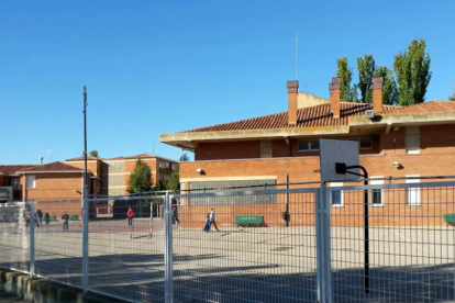 El PSOE acusa a la Dirección Provincial de tener a los colegios abandonados.-L.V.