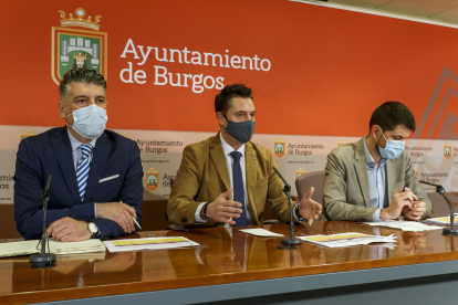 Vicente Marañón, Daniel de la Rosa y David Jurado, durante la presentación de la modificación presupuestaria para incorporar los remanentes de 2021. SANTI OTERO