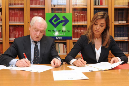 El presidente de la Cámara, Antonio Méndez Pozo, y la concejal de Comercio, Carolina Blasco, durante la firma.-ISRAEL L. MURILLO