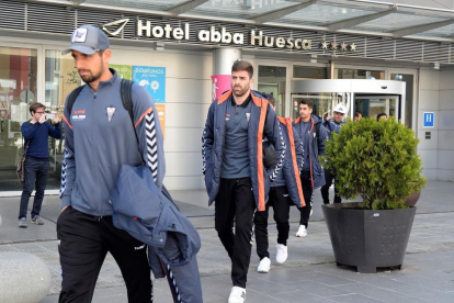 Jugadores del Albacete saliendo del hotel de Huesca-JAVIER BLASCO / EFE