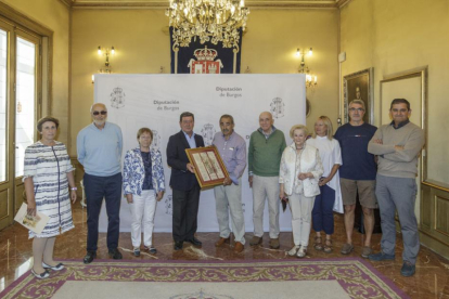 El presidente de la Diputación, César Rico, entrega el premio a los integrantes de la asociación Tierra de Pinares.-SANTI OTERO