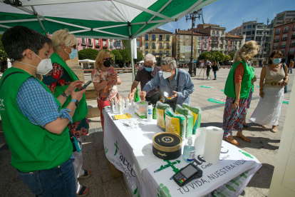 Imagen de la campaña de concienciación organizada por la Asociación Española Contra el Cáncer en Burgos. TOMÁS ALONSO