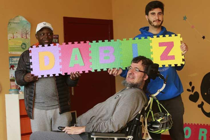 Capi y Rubén sostienen un improvisado cartel con el nombre del protagonista y ‘alma máter’ del documental ‘7 lagos 7 vidas’.-RAÚL G. OCHOA