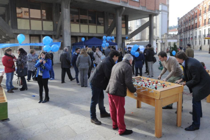 Los responsables del PP en Burgos celebraron el día de las familias con juegos en la calle.-ISRAEL L. MURILLO
