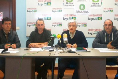 Los coordinadores regional y provincial de UCCL (centro) junto a dos ganaderos afectados.-D.S.M.
