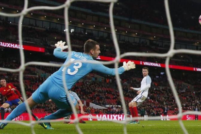 Aspas marca el primer gol de la selección española en el amistoso contra Inglaterra en Wembley.-REUTERS / EDDIE KEOGH