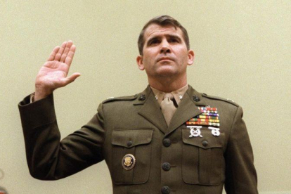 Oliver North en una foto de diciembre de 1986 antes de declarar frente al Comité de Asuntos Exteriores del Congreso por el Irangate.-AFP / CHRIS WILKINS
