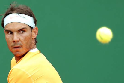 Rafael Nadal se prepara para devolver una bola a Lucas Pouille, en su debut en Montecarlo.-Foto: AP / LIONEL CIRONNEAU