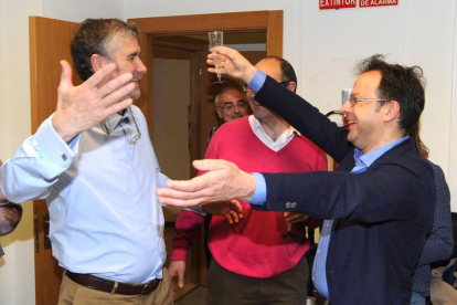 Manuel Pérez Mateos (izquierda) recibe las felicitaciones del profesor Alfredo Bol.-ISRAEL L. MURILLO