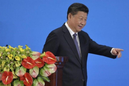 El presidente chino, Xi Jinping, señala a la audiencia tras un discurso en un foro asiático, en Pekín, este jueves.-EFE / ROLEX DELA PENA