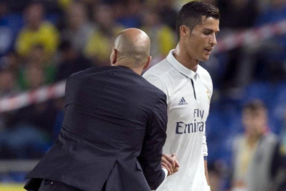 Zidane saluda a Cristiano ante la indiferencia de este en el momento de sustituirle en Las Palmas.-QUIQUE CURBELO