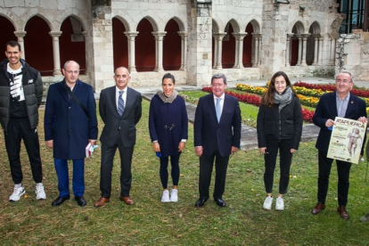 Los atletas burgaleses posan con los representantes de la Diputación y de Ibercaja antes de la presentación oficial del Cross de Atapuerca. TOMÁS ALONSO