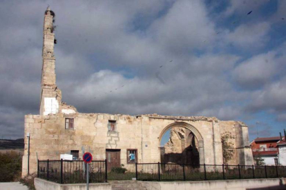 La iglesia de San Pedro de Castil de Peones sólo conserva intacta la espadaña.-G. G.