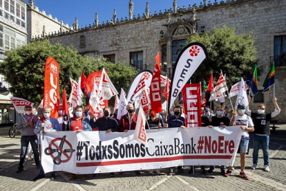 Una nutrida representación de trabajadores de Caixabank se manifestó ayer  en Burgos frente a la sede territorial del banco. SANTI OTERO
