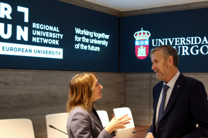 Imagen de la consejera de Educación, Rocío Lucas, conversando con el rector de la UBU, Manuel Pérez Mateos. OLENA CHERKUN