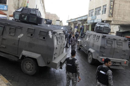 Despliegue policial en la ciudadela de Karak después de los ataques armados del domingo.-EFE / JAMAL NASRALLAH