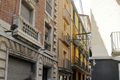 Varios cámaras graban el inmueble de la calle Sant Pere donde residía el imán de Ripoll (Girona).-EFE/Robin Townsend