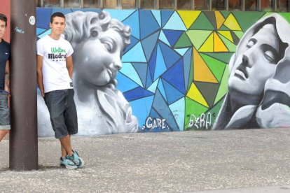 Sergio (i.) y Gabriel Rodrigo Andrade, Sera y Gare, junto al grafiti inspirado en la escultura de Bernini en el bulevar detrás de San Pedro de Cardeña.-Israel L. Murillo