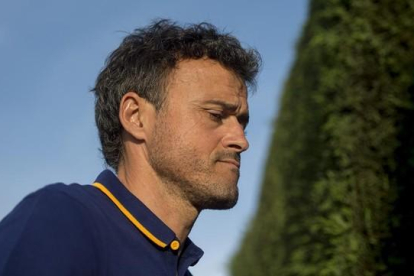 Luis Enrique se dirige a la sala de prensa de la ciudad deportiva Joan Gamper para dar la rueda de prensa previa al clásico.-JORDI COTRINA