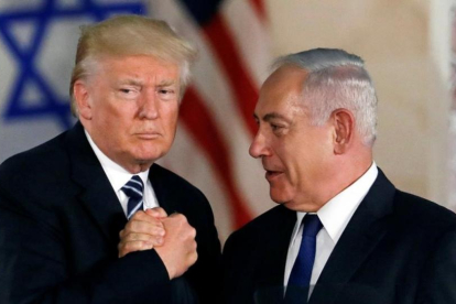 Trump y Netanyahu estrechan sus manos durante un encuentro en Jerusalén.-/ RONEN ZVULUN