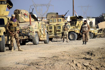 Soldados iraquís horas antes de la ofensiva sobre Ramadi.-AP