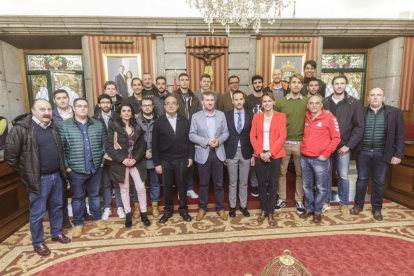 Foto de familia de los integrantes del San Pablo junto a los responsables municipales.-SANTI OTERO