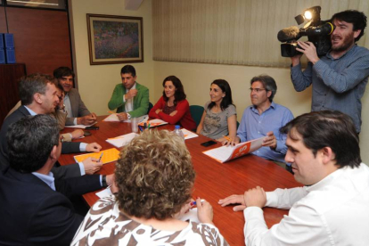 Los próximos concejales del Partido Popular y Ciudadanos durante la negociación mantenida ayer por la tarde en el despacho de Gloria Bañeres.-ISRAEL L. MURILLO