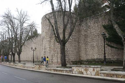 La muralla de Burgos a la altura del paseo de Los Cubos.-RAÚL G. OCHOA