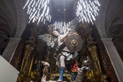 ‘San Miguel Arcángel’, de Luis Salvador Carmona, es una de las «obras centrales» de la muestra. Por eso se ubica ante el retablo de la iglesia de San Pedro.-SANTI OTERO
