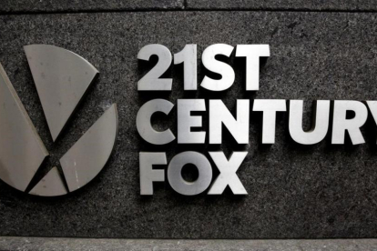 El logo de Fox News en su cuartel general en Manhattan.-